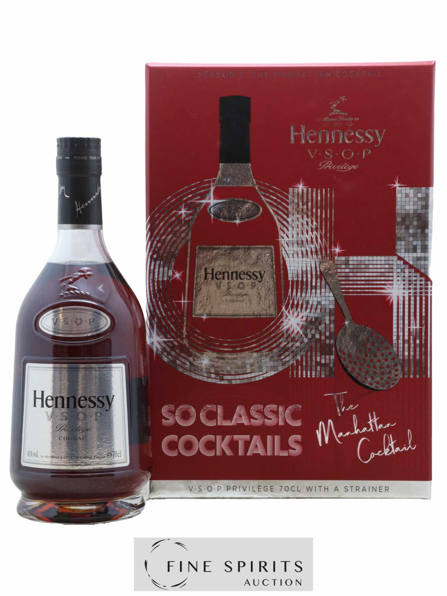 Hennessy Of. V.S.O.P. Privilège The Manhattan with a strainer So Classic Coktails